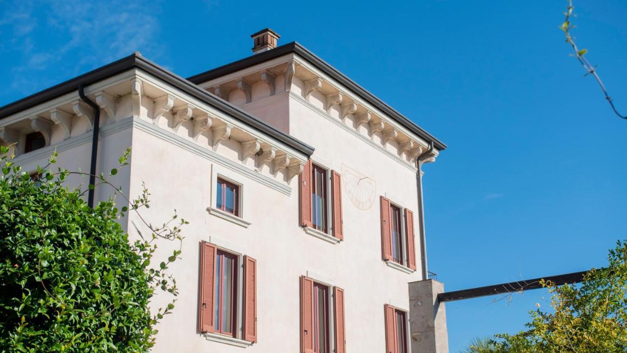 Castello Belvedere Apartments เดเซนซาโนเดลการ์ดา ภายนอก รูปภาพ