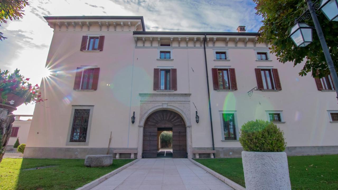 Castello Belvedere Apartments เดเซนซาโนเดลการ์ดา ภายนอก รูปภาพ