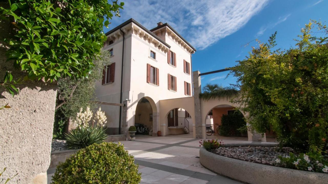 Castello Belvedere Apartments เดเซนซาโนเดลการ์ดา ภายนอก รูปภาพ