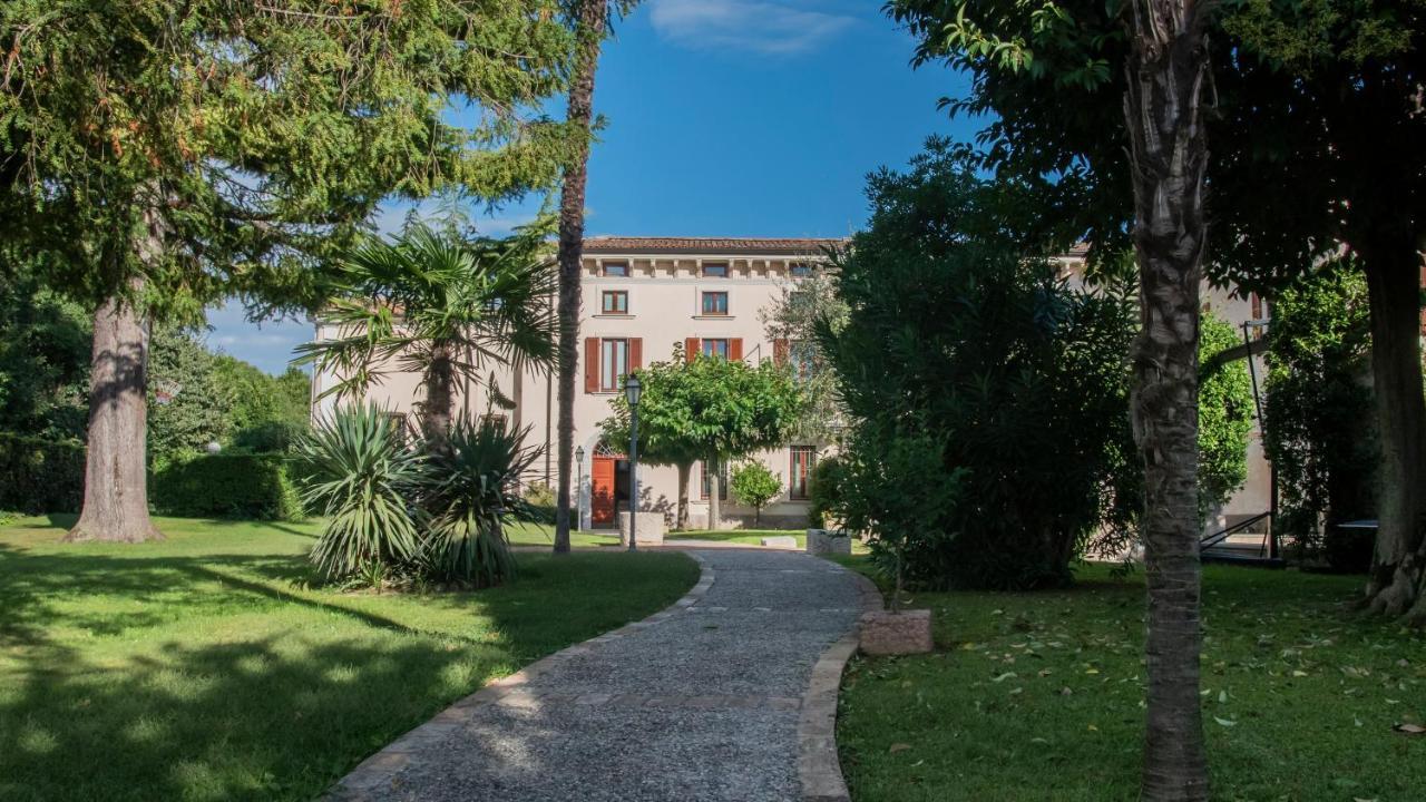 Castello Belvedere Apartments เดเซนซาโนเดลการ์ดา ภายนอก รูปภาพ