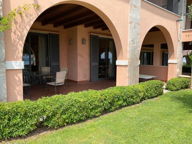 Castello Belvedere Apartments เดเซนซาโนเดลการ์ดา ภายนอก รูปภาพ
