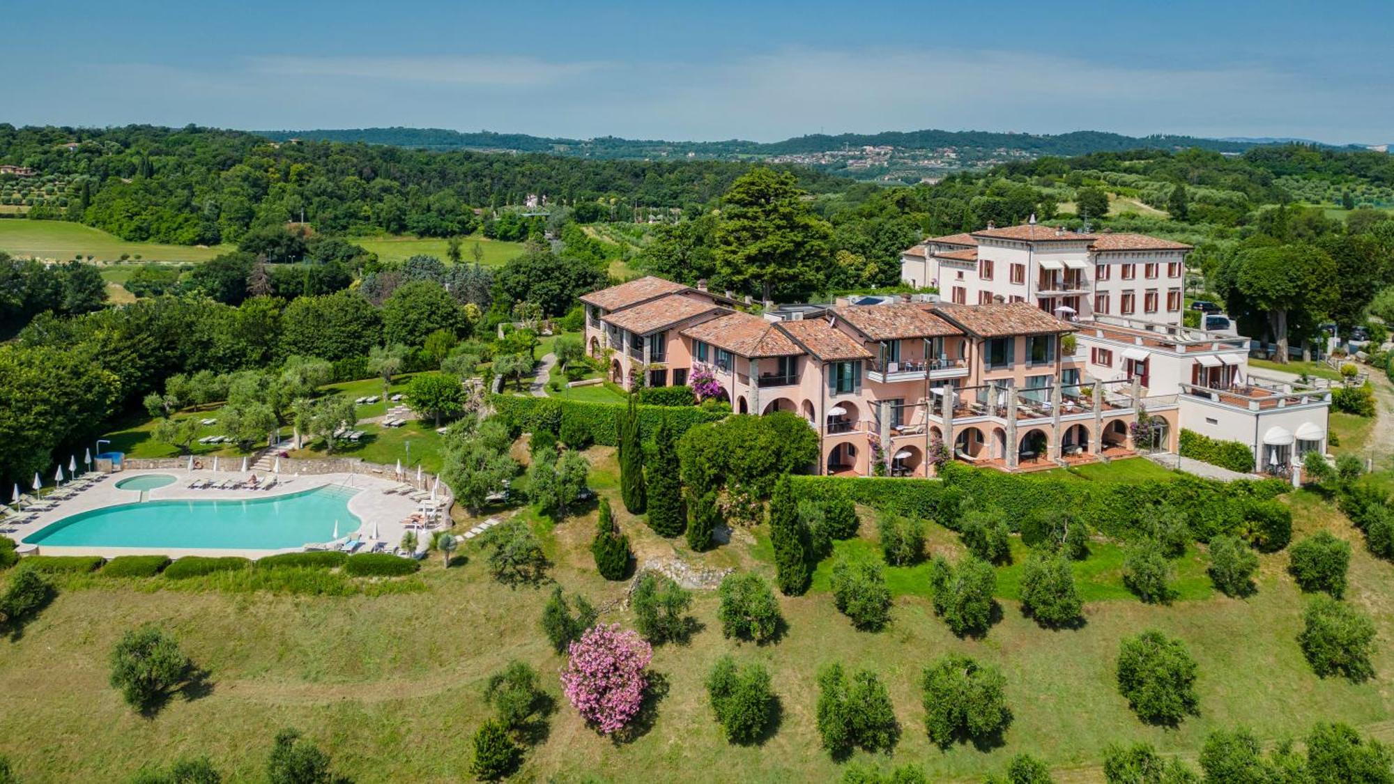 Castello Belvedere Apartments เดเซนซาโนเดลการ์ดา ภายนอก รูปภาพ