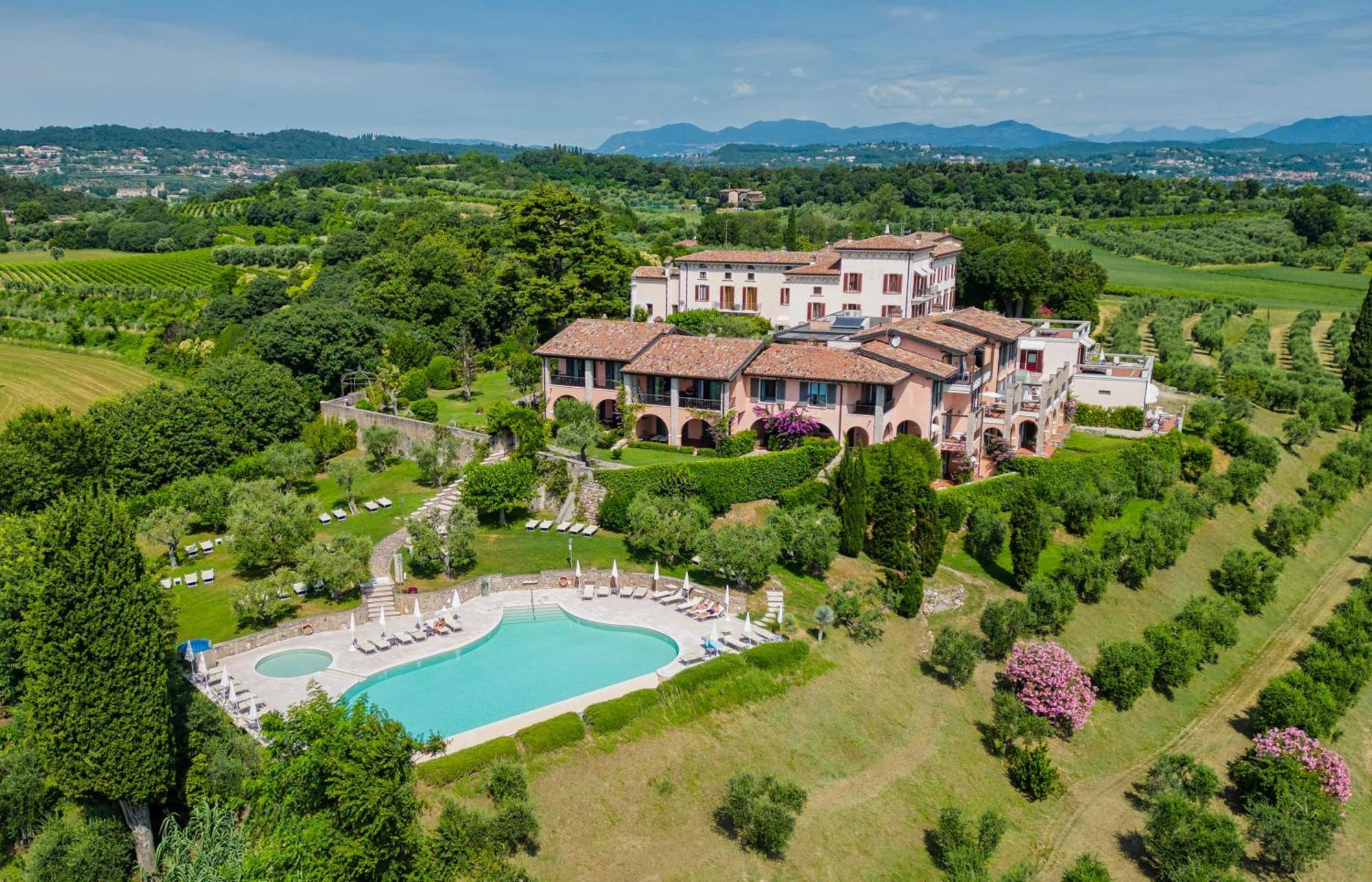 Castello Belvedere Apartments เดเซนซาโนเดลการ์ดา ภายนอก รูปภาพ